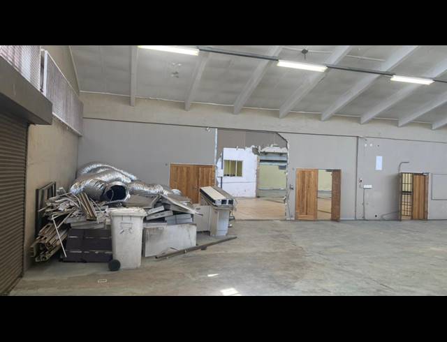 2,100M² WAREHOUSE TO LET IN PARAMOUNT ESTATE